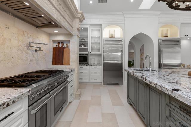 16304 Via De Santa Fe, Rancho Santa Fe CA: https://media.crmls.org/mediaz/5ad7278c-219a-42d1-a832-bf51a01c0848.jpg