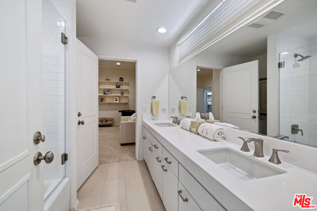 18141 Green Meadow Drive, Encino CA: https://media.crmls.org/mediaz/5ad72fa8-46e6-4627-857b-9d7cda2b8696.jpg