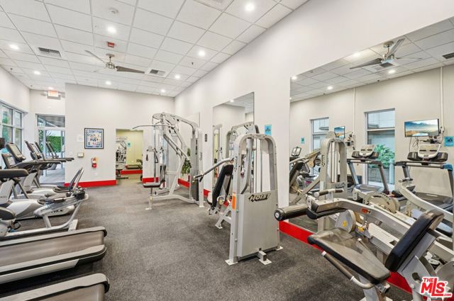 645 W 9th Street, Los Angeles CA: https://media.crmls.org/mediaz/5ad84201-e8b5-49f1-b98b-527a6e39a124.jpg