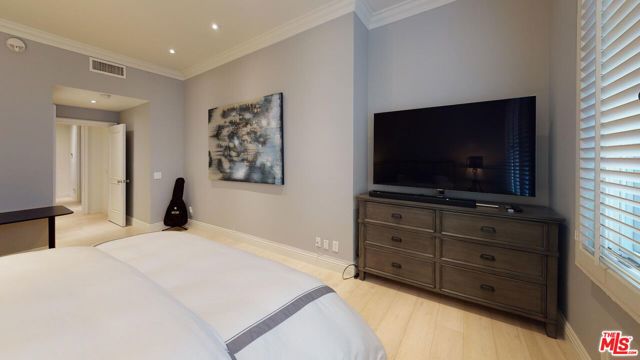 10120 Empyrean Way, Los Angeles CA: https://media.crmls.org/mediaz/5ad851d8-4c77-4b05-8f1c-5b405df0685c.jpg