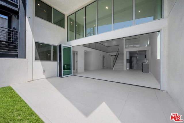 621 N Kings Road, West Hollywood CA: https://media.crmls.org/mediaz/5ad8659b-1e9e-4f1a-92a5-97d6b0ce0a83.jpg