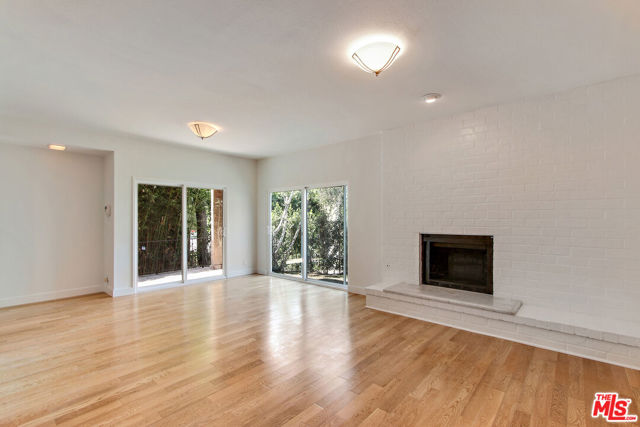 828 Westmount Drive, West Hollywood CA: https://media.crmls.org/mediaz/5ad869e3-87cb-4f15-8f85-cb8dacb07a97.jpg