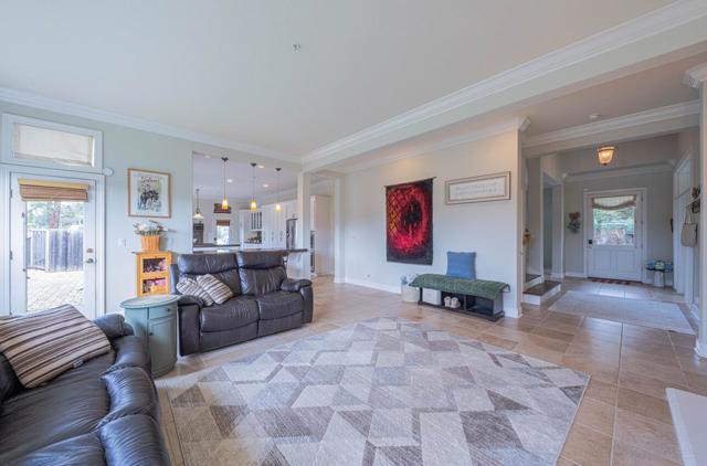 17403 Avenida Los Altos, Salinas CA: https://media.crmls.org/mediaz/5ad8b5df-9adc-4aa5-bab4-dd84a7853306.jpg