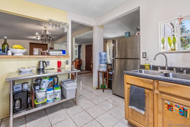 875 Boundary St, San Diego CA: https://media.crmls.org/mediaz/5ad8bd84-0a94-485a-99fe-97de67714723.jpg