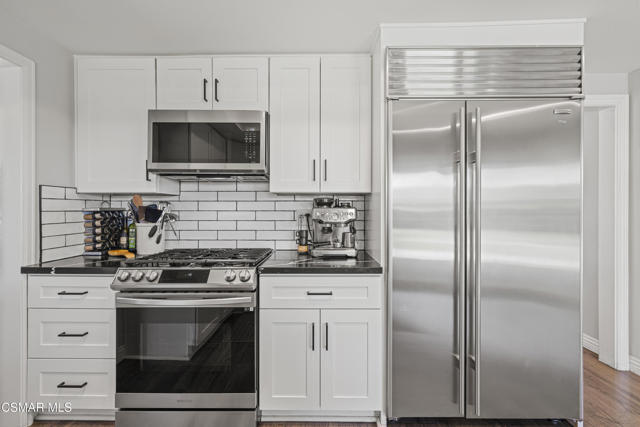 915 W Marcello Avenue, Thousand Oaks CA: https://media.crmls.org/mediaz/5ad8e44a-791c-43ec-b54d-f7f8c66c9033.jpg