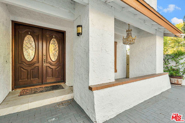 8333 Topeka Drive, Northridge CA: https://media.crmls.org/mediaz/5ad9a51c-eed5-4899-8921-55bc3fb15157.jpg