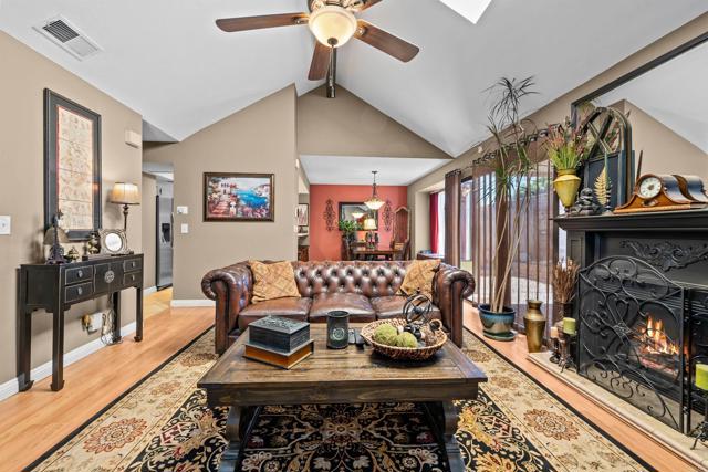 Detail Gallery Image 6 of 25 For 868 Venice Glen, Escondido,  CA 92026 - 2 Beds | 2 Baths