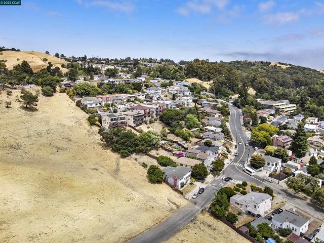 10536 Sheldon St, Oakland CA: https://media.crmls.org/mediaz/5ada67d5-e392-4091-a2a6-61fda0639609.jpg
