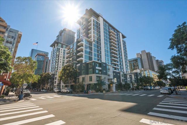 425 W Beech St, San Diego CA: https://media.crmls.org/mediaz/5ada7607-07b9-4033-923e-1e21e67fb16e.jpg
