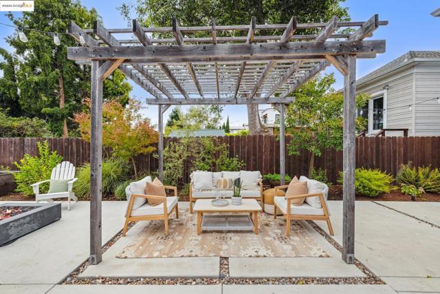 617 59th St, Oakland CA: https://media.crmls.org/mediaz/5ada9155-1594-4583-bdbd-0f64699e0e88.jpg