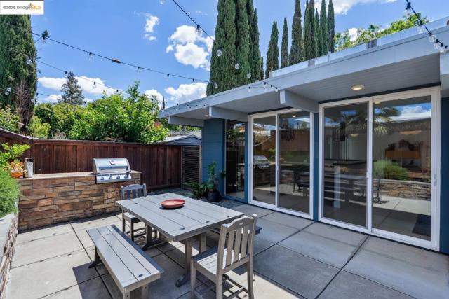 4003 Santa Fe CT, Concord CA: https://media.crmls.org/mediaz/5adaaa60-1377-47f7-9c4a-8dfe6ee39647.jpg