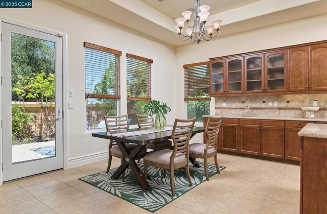 1681 Gamay Ln, Brentwood CA: https://media.crmls.org/mediaz/5adbc7fa-719e-4572-ba23-6feef96849bc.jpg