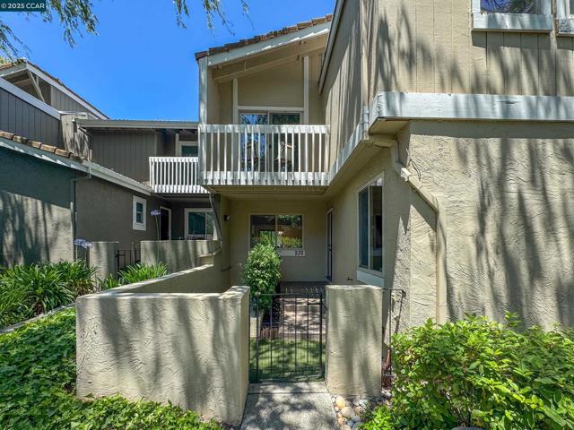232 Jewel Terrace, Danville CA: https://media.crmls.org/mediaz/5adbd5d5-4f7c-4832-b181-9d1d01728f17.jpg