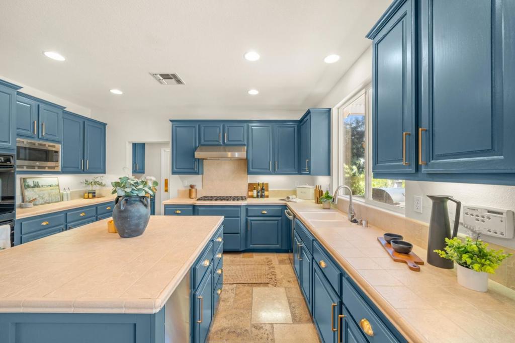 https://media.crmls.org/mediaz/5adbfb26-69c4-4d5f-a821-e4258c2dd55a.jpg?preset=X-Large