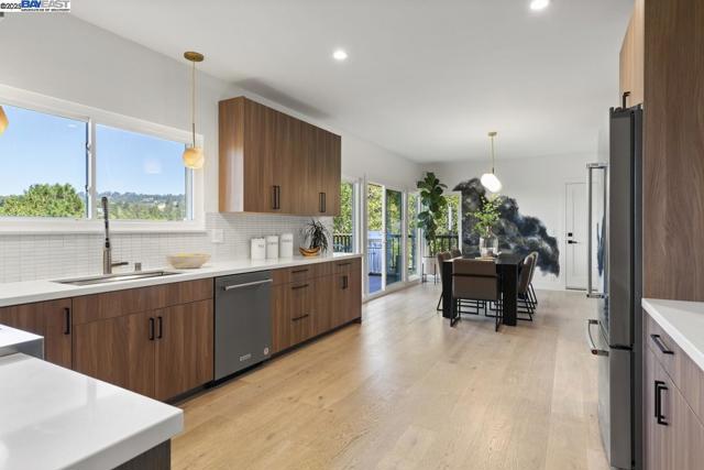10336 Greenview Dr, Oakland CA: https://media.crmls.org/mediaz/5adde208-df01-4118-ab27-fe2a2083901c.jpg