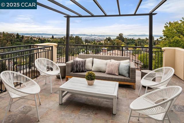 6585 Swainland Rd, Oakland CA: https://media.crmls.org/mediaz/5ade9416-168d-46f5-96b0-21b5cb3d43ab.jpg
