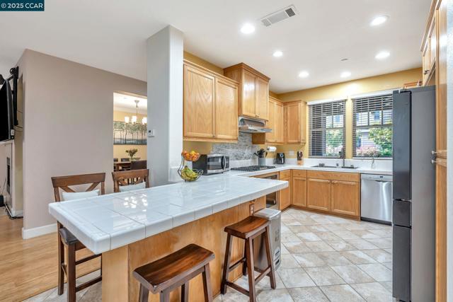 2036 Serra Ln, Hercules CA: https://media.crmls.org/mediaz/5adefe61-e5ac-443d-b508-a404a513cb71.jpg