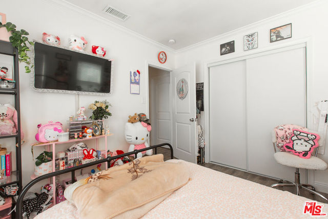 4504 Maplewood Avenue, Los Angeles CA: https://media.crmls.org/mediaz/5adf76ec-74bd-42ed-a390-b341d4dd19aa.jpg