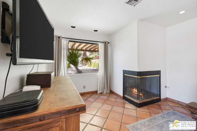 2336 N Girasol Avenue, Palm Springs CA: https://media.crmls.org/mediaz/5adf7c1c-23bb-46dd-a29d-f5ed6819d9cc.jpg