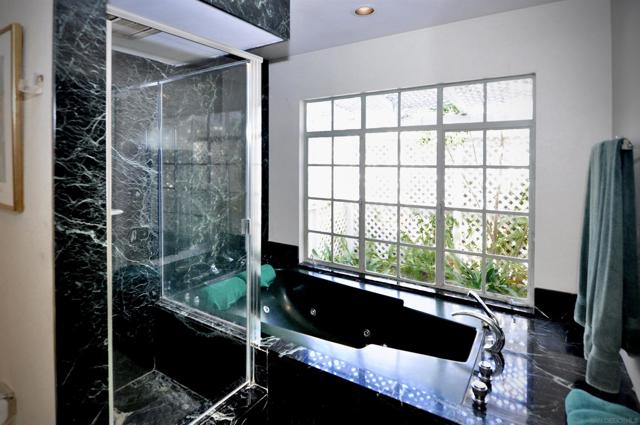 8294 Prestwick Dr, La Jolla CA: https://media.crmls.org/mediaz/5adfac26-2532-43b8-a4d3-99bf75915c7c.jpg