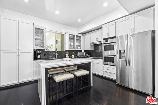 32 Galleon Street, Marina del Rey CA: https://media.crmls.org/mediaz/5ae02826-d605-4ce8-a2b2-49720e57dde7.jpg