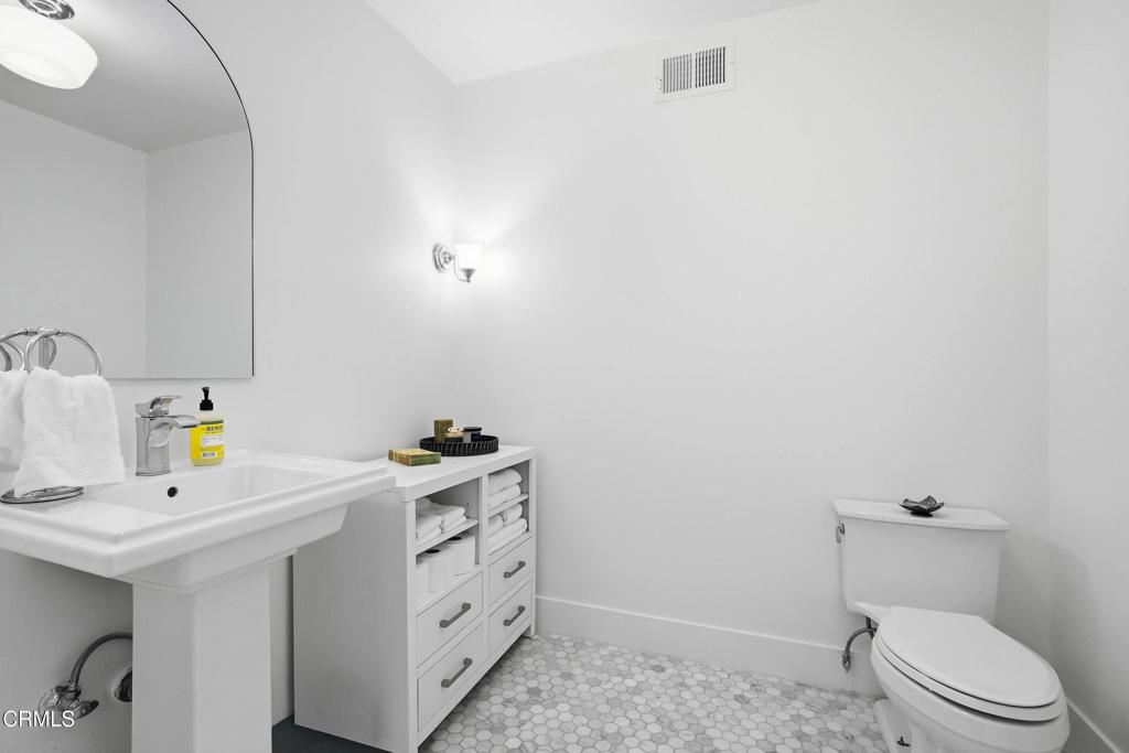 https://media.crmls.org/mediaz/5ae06ada-04f9-4f36-a9aa-51df040fdf36.jpg?preset=X-Large