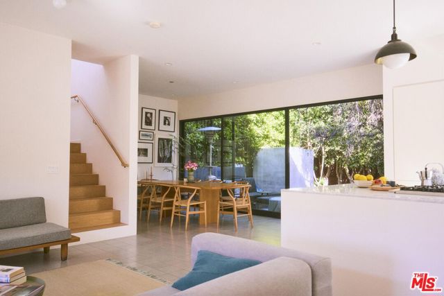 906 Superba Avenue, Venice CA: https://media.crmls.org/mediaz/5ae06d9b-3bf9-464b-b1f8-aeb9f5c67cef.jpg