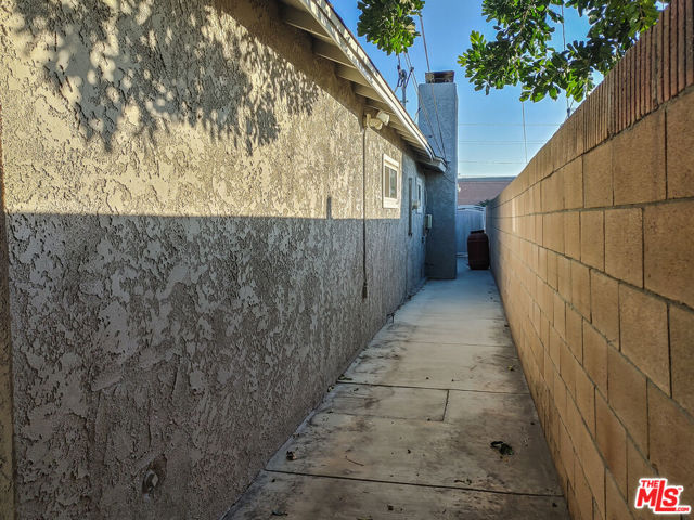 Clean & private side yard