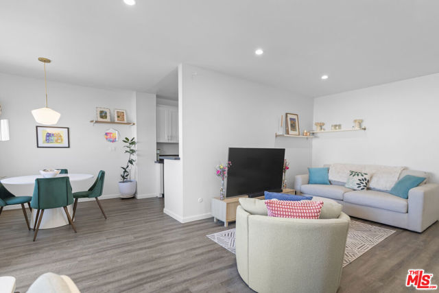 5414 Newcastle Avenue, Encino CA: https://media.crmls.org/mediaz/5ae36490-b19d-481a-8efa-a192a16fec7b.jpg