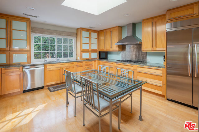 13477 Contour Drive, Sherman Oaks CA: https://media.crmls.org/mediaz/5ae37ab5-89db-4945-8ad4-4467eee660d5.jpg