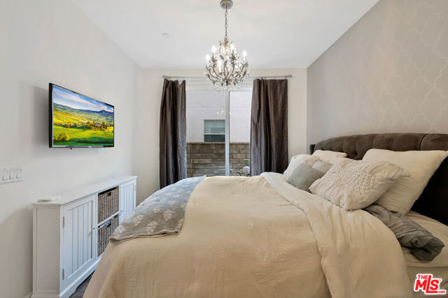 21990 Moveo Drive, Santa Clarita CA: https://media.crmls.org/mediaz/5ae3f561-72b8-40a5-b76c-e1ac1704ce30.jpg