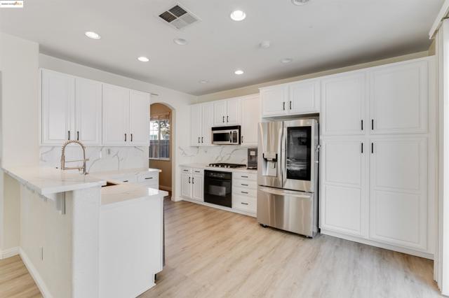 569 Primitivo Ct, Fairfield CA: https://media.crmls.org/mediaz/5ae414ff-7e99-4b92-afb5-0fede4f33439.jpg