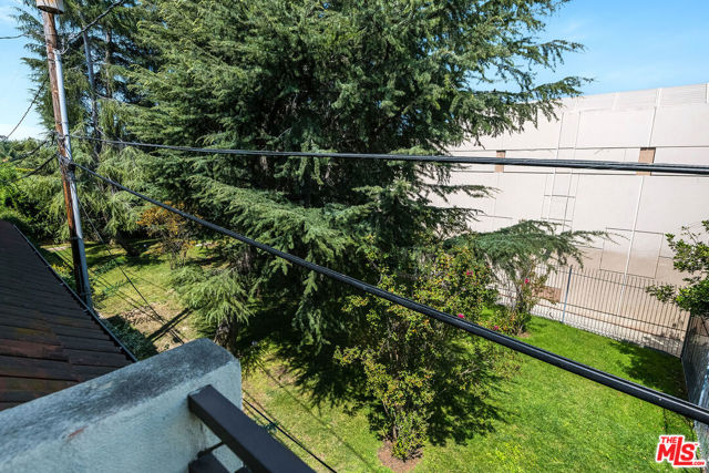 4125 W Hood Avenue, Burbank CA: https://media.crmls.org/mediaz/5ae4a502-28d0-4c92-9490-533a867c3463.jpg