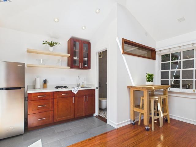1709 Myrtle St, Oakland CA: https://media.crmls.org/mediaz/5ae52f83-03bf-4c52-bd77-614f0272982f.jpg