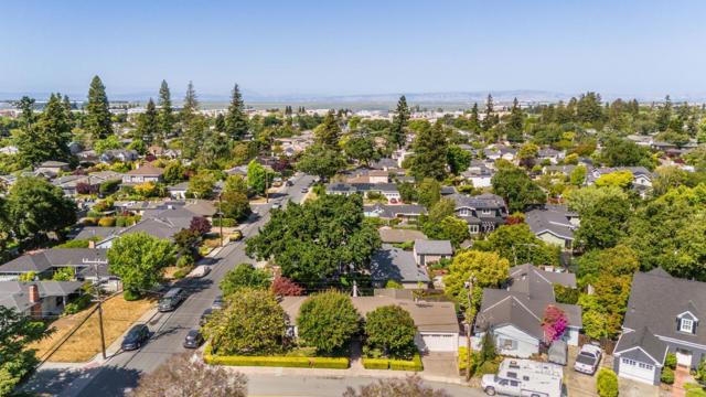 1405 Oakhurst Avenue, San Carlos CA: https://media.crmls.org/mediaz/5ae54466-96ef-4c9f-876a-bea35b93e327.jpg
