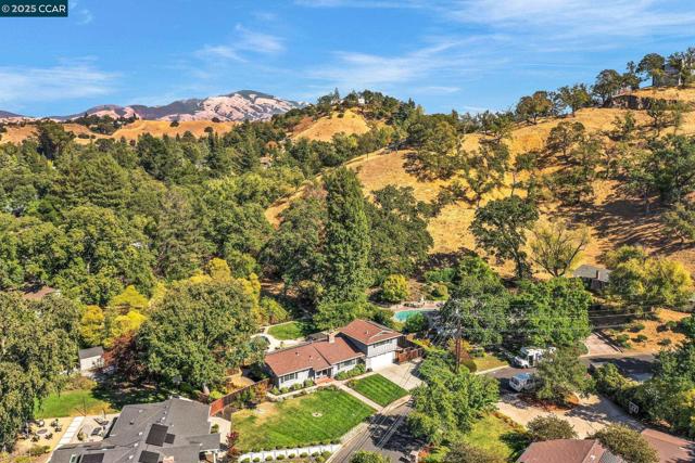 240 CASTLE GLEN ROAD, Walnut Creek CA: https://media.crmls.org/mediaz/5ae5666f-2a49-4366-9175-bc9cc0c290ed.jpg