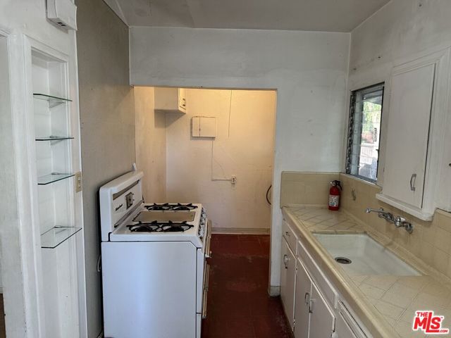 3231 Garden Avenue, Los Angeles CA: https://media.crmls.org/mediaz/5ae57c44-a194-4fa7-b62c-9b0cf1f889ef.jpg