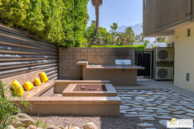 588 E San Lorenzo Road, Palm Springs CA: https://media.crmls.org/mediaz/5ae66a00-dec4-4fde-b67a-2e7e400492b9.jpg