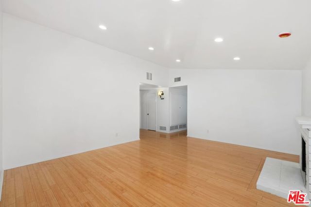 20553 Califa Street, Woodland Hills CA: https://media.crmls.org/mediaz/5ae6a2a3-a45d-45a4-81de-9efd2eb3732c.jpg