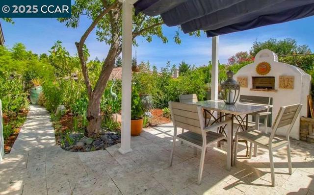 53 Knickerbocker Ln, Orinda CA: https://media.crmls.org/mediaz/5ae726e7-7b2e-43f2-b8b9-e4c7dda60f0f.jpg