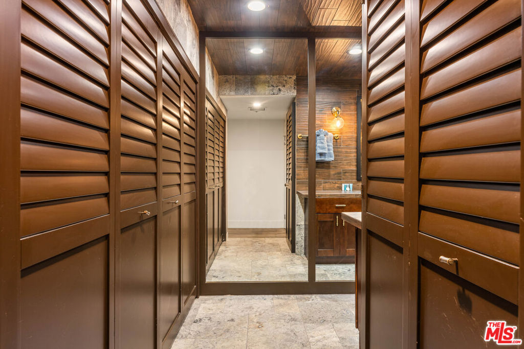 https://media.crmls.org/mediaz/5ae7fc9b-b2f5-43ae-bdb8-ab59feddd83d.jpg?preset=X-Large