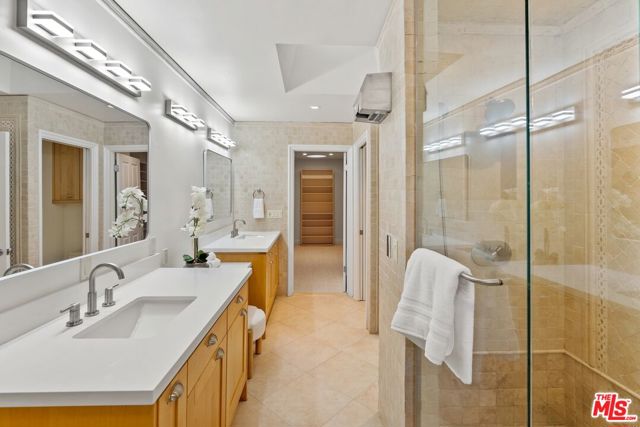 2596 Wallingford Drive, Beverly Hills CA: https://media.crmls.org/mediaz/5ae80134-5b13-4649-93b3-6aa174fd957d.jpg