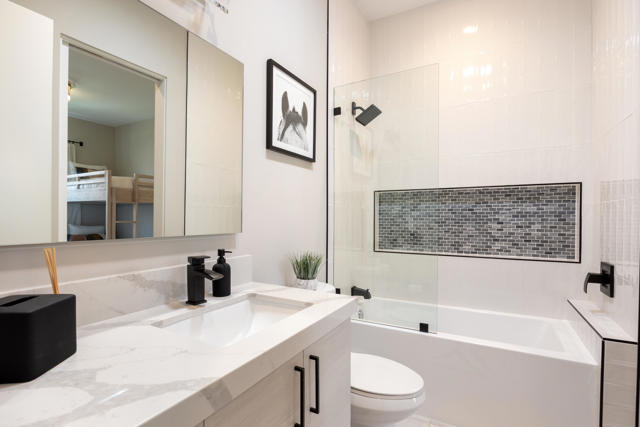 52085 Avenida Cortez, La Quinta CA: https://media.crmls.org/mediaz/5ae9ac18-cc79-4096-ba86-818616fb052a.jpg