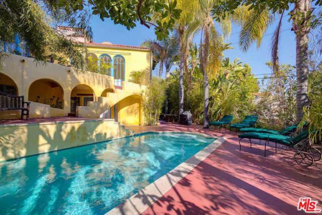 4778 Cromwell Avenue, Los Angeles CA: https://media.crmls.org/mediaz/5ae9b1e7-2430-4376-8c44-35208fb78c19.jpg