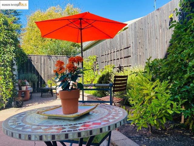 3945 Randolph Ave, Oakland CA: https://media.crmls.org/mediaz/5aea42f2-5aa9-4342-b837-48930eb8a820.jpg