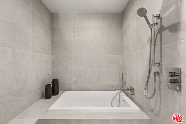 728 N Sweetzer Avenue, West Hollywood CA: https://media.crmls.org/mediaz/5aea50bd-9bea-49d7-b2b2-d88f93a5020b.jpg