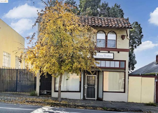 2257 MACARTHUR BLVD., Oakland CA: https://media.crmls.org/mediaz/5aeaa9fc-c021-4e59-a1ed-3488cc7ffbe2.jpg