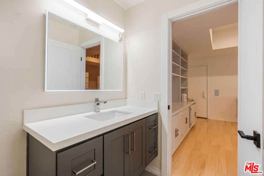 https://media.crmls.org/mediaz/5aeac5bc-7bd6-45f7-aaf2-45710e506c04.jpg?preset=X-Large