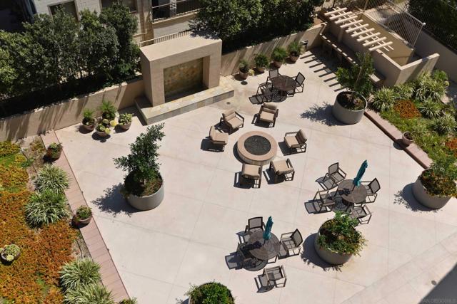 939 Coast Blvd. 5G, La Jolla CA: https://media.crmls.org/mediaz/5aeb37b3-11f4-4d23-910b-aba4e98657d7.jpg