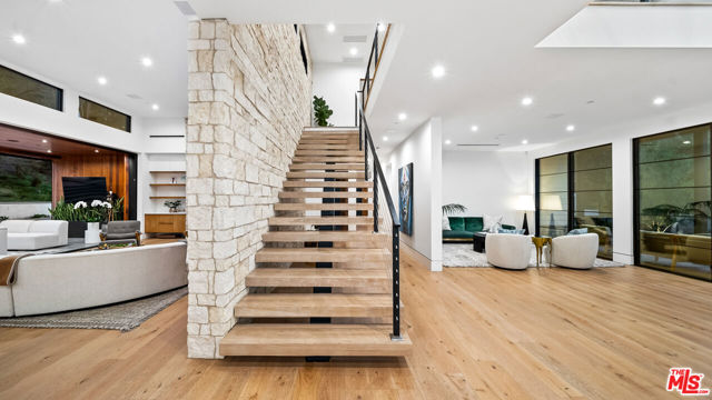 18762 Wells Drive, Tarzana CA: https://media.crmls.org/mediaz/5aeb404b-2634-4905-bd9f-d0e3e6f6c332.jpg